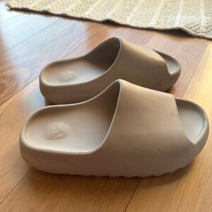YEEZY SLIDE BONE MENS SIZE 6 WOMEN SIZE 7.5 BOX